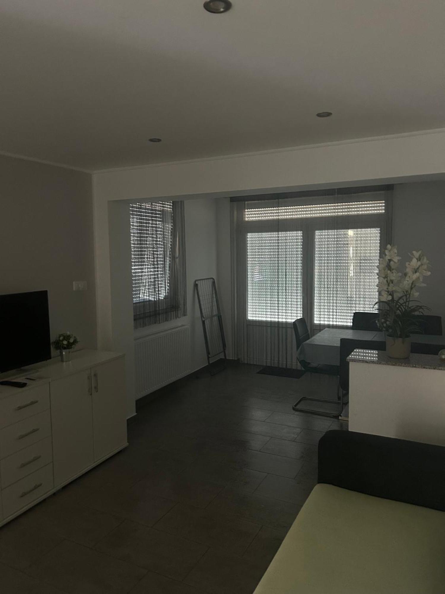 Heni Apartment Buk Exterior photo